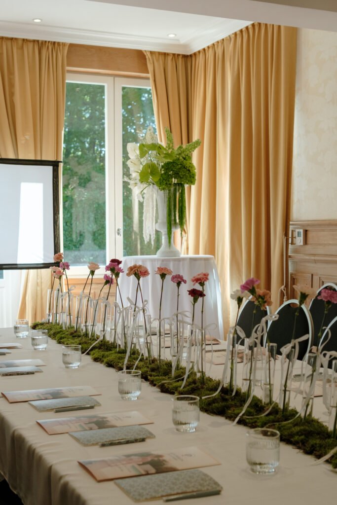 Table de mariage dressée avec verrerie, assiettes et nappage – location de vaisselle à Chambéry